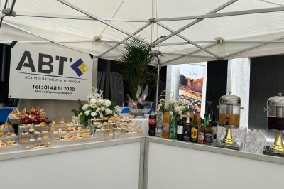 Miniature Traiteur Crosne (Essonne) - Aux Tulipes Traiteur #28 Assiette de burrata garnie de tomates cerises colorées et décorée d'une fleur violette sur une table blanche.