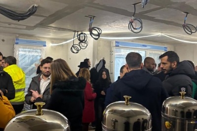 Miniature Traiteur Crosne (Essonne) - Aux Tulipes Traiteur #34 Assiette de burrata garnie de tomates cerises colorées et décorée d'une fleur violette sur une table blanche.