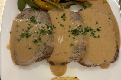 Miniature Traiteur Crosne (Essonne) - Aux Tulipes Traiteur #35 Assiette de burrata garnie de tomates cerises colorées et décorée d'une fleur violette sur une table blanche.