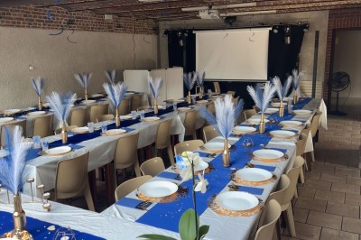 Miniature Location salle Maretz (Nord) - California #9 Salle avec un bar en bois, décorée de briques apparentes, tonneaux et une table haute ornée de fleurs blanches.