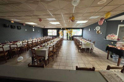 Miniature Location salle Maretz (Nord) - California #12 Salle avec un bar en bois, décorée de briques apparentes, tonneaux et une table haute ornée de fleurs blanches.