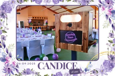 Photobooth en bois dans une salle décorée pour une fête, avec tables dressées et ballons colorés en arrière-plan.