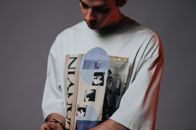 Miniature DJ Albigny-sur-Saône (Rhône) - Teebow #10 Un DJ mixe devant une foule dans une boîte de nuit éclairée par des lumières roses et des boules à facettes.