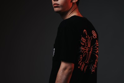 Miniature DJ Albigny-sur-Saône (Rhône) - Teebow #11 Un DJ mixe devant une foule dans une boîte de nuit éclairée par des lumières roses et des boules à facettes.