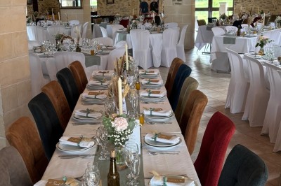 Groupe de personnes debout dans une salle en pierre avec des lumières suspendues au plafond.