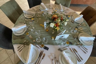Groupe de personnes debout dans une salle en pierre avec des lumières suspendues au plafond.