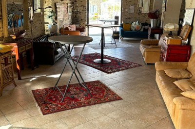 Groupe de personnes debout dans une salle en pierre avec des lumières suspendues au plafond.