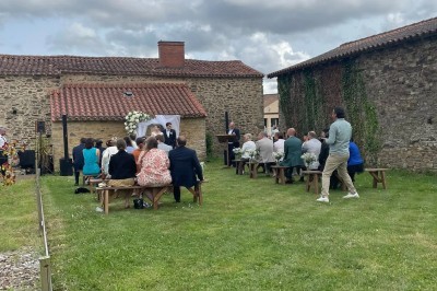 Groupe de personnes debout dans une salle en pierre avec des lumières suspendues au plafond.