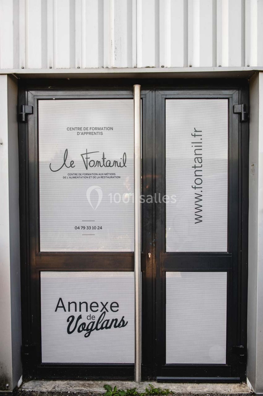 Porte vitrée avec inscriptions du centre de formation d'apprentis ’Le Fontanil’ et mention ’Annexe Voglans’.