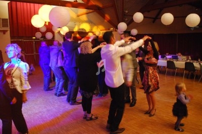 Miniature DJ Chignin (Savoie) - Anim'Fab #8 Un homme chante sur scène avec un micro, éclairé par une lumière rouge dans une ambiance sombre.