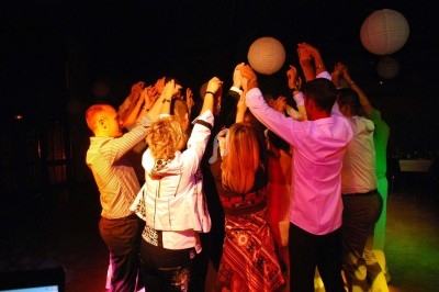 Miniature DJ Chignin (Savoie) - Anim'Fab #14 Un homme chante sur scène avec un micro, éclairé par une lumière rouge dans une ambiance sombre.