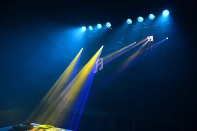 Miniature DJ Chignin (Savoie) - Anim'Fab #19 Un homme chante sur scène avec un micro, éclairé par une lumière rouge dans une ambiance sombre.