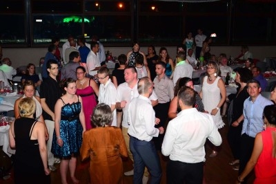 Miniature DJ Chignin (Savoie) - Anim'Fab #26 Un homme chante sur scène avec un micro, éclairé par une lumière rouge dans une ambiance sombre.