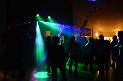 Miniature DJ Chignin (Savoie) - Anim'Fab #31 Un homme chante sur scène avec un micro, éclairé par une lumière rouge dans une ambiance sombre.