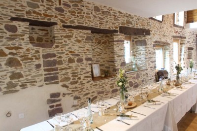 Douche à l'italienne avec paroi vitrée, carrelage beige et motifs, meuble en bois clair et miroir au mur.