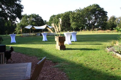 Douche à l'italienne avec paroi vitrée, carrelage beige et motifs, meuble en bois clair et miroir au mur.