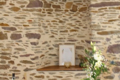 Douche à l'italienne avec paroi vitrée, carrelage beige et motifs, meuble en bois clair et miroir au mur.