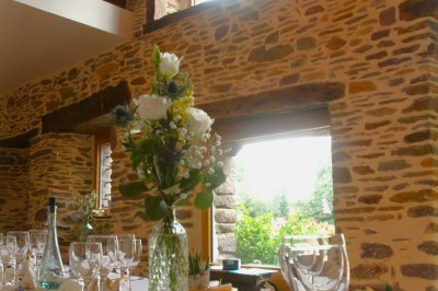 Douche à l'italienne avec paroi vitrée, carrelage beige et motifs, meuble en bois clair et miroir au mur.