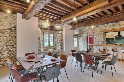 Douche à l'italienne avec paroi vitrée, carrelage beige et motifs, meuble en bois clair et miroir au mur.