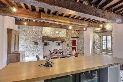 Douche à l'italienne avec paroi vitrée, carrelage beige et motifs, meuble en bois clair et miroir au mur.