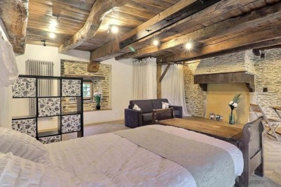 Douche à l'italienne avec paroi vitrée, carrelage beige et motifs, meuble en bois clair et miroir au mur.