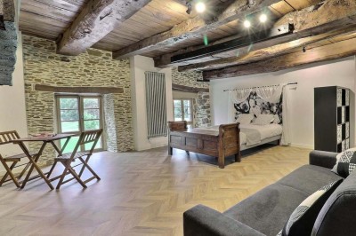 Douche à l'italienne avec paroi vitrée, carrelage beige et motifs, meuble en bois clair et miroir au mur.