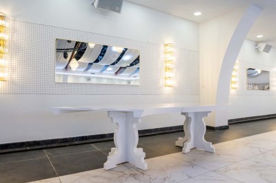 Miniature Location salle Saint-Laurent-Blangy (Pas-de-Calais) - Elegance Events #14 Cuisine professionnelle moderne avec équipements en inox, éclairage suspendu et fourneaux sous une hotte d'extraction.