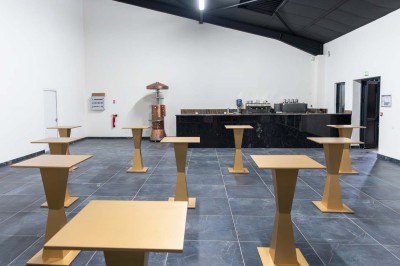 Miniature Location salle Saint-Laurent-Blangy (Pas-de-Calais) - Elegance Events #12 Cuisine professionnelle moderne avec équipements en inox, éclairage suspendu et fourneaux sous une hotte d'extraction.