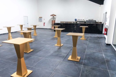 Miniature Location salle Saint-Laurent-Blangy (Pas-de-Calais) - Elegance Events #11 Cuisine professionnelle moderne avec équipements en inox, éclairage suspendu et fourneaux sous une hotte d'extraction.