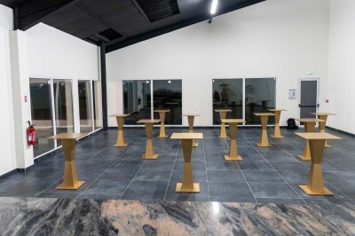 Miniature Location salle Saint-Laurent-Blangy (Pas-de-Calais) - Elegance Events #10 Cuisine professionnelle moderne avec équipements en inox, éclairage suspendu et fourneaux sous une hotte d'extraction.