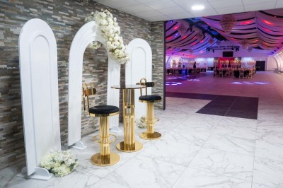 Miniature Location salle Saint-Laurent-Blangy (Pas-de-Calais) - Elegance Events #9 Cuisine professionnelle moderne avec équipements en inox, éclairage suspendu et fourneaux sous une hotte d'extraction.