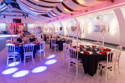 Miniature Location salle Saint-Laurent-Blangy (Pas-de-Calais) - Elegance Events #5 Cuisine professionnelle moderne avec équipements en inox, éclairage suspendu et fourneaux sous une hotte d'extraction.