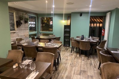 Miniature Location salle Rueil-Malmaison (Hauts-de-Seine) - Espace Laplace #3 Assiette de velouté orange garnie de croûtons dorés et de traits de crème blanche, servie sur une table en inox.