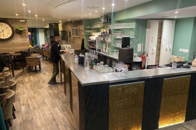 Miniature Location salle Rueil-Malmaison (Hauts-de-Seine) - Espace Laplace #2 Assiette de velouté orange garnie de croûtons dorés et de traits de crème blanche, servie sur une table en inox.