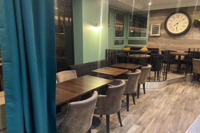 Miniature Location salle Rueil-Malmaison (Hauts-de-Seine) - Espace Laplace #4 Assiette de velouté orange garnie de croûtons dorés et de traits de crème blanche, servie sur une table en inox.