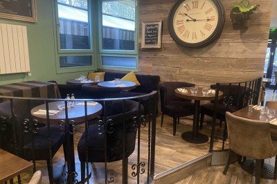 Miniature Location salle Rueil-Malmaison (Hauts-de-Seine) - Espace Laplace #5 Assiette de velouté orange garnie de croûtons dorés et de traits de crème blanche, servie sur une table en inox.