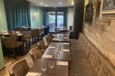 Miniature Location salle Rueil-Malmaison (Hauts-de-Seine) - Espace Laplace #6 Assiette de velouté orange garnie de croûtons dorés et de traits de crème blanche, servie sur une table en inox.