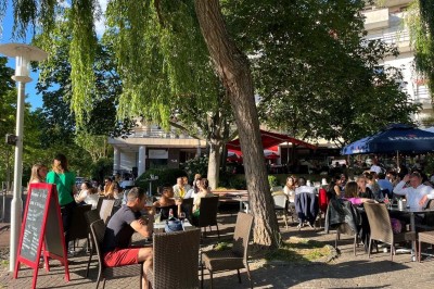 Miniature Location salle Rueil-Malmaison (Hauts-de-Seine) - Espace Laplace #12 Assiette de velouté orange garnie de croûtons dorés et de traits de crème blanche, servie sur une table en inox.