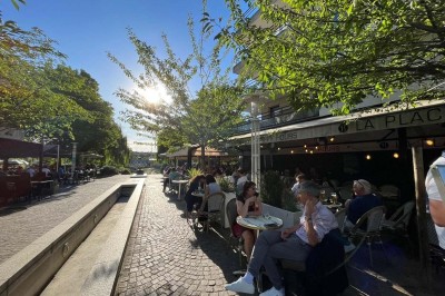 Miniature Location salle Rueil-Malmaison (Hauts-de-Seine) - Espace Laplace #9 Assiette de velouté orange garnie de croûtons dorés et de traits de crème blanche, servie sur une table en inox.