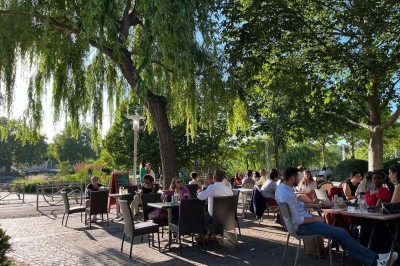 Miniature Location salle Rueil-Malmaison (Hauts-de-Seine) - Espace Laplace #15 Assiette de velouté orange garnie de croûtons dorés et de traits de crème blanche, servie sur une table en inox.