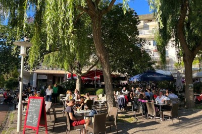 Miniature Location salle Rueil-Malmaison (Hauts-de-Seine) - Espace Laplace #17 Assiette de velouté orange garnie de croûtons dorés et de traits de crème blanche, servie sur une table en inox.