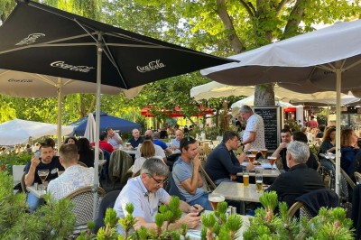 Miniature Location salle Rueil-Malmaison (Hauts-de-Seine) - Espace Laplace #11 Assiette de velouté orange garnie de croûtons dorés et de traits de crème blanche, servie sur une table en inox.