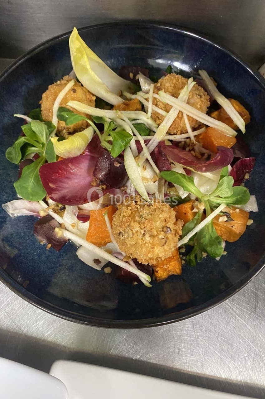 Salade colorée avec feuilles variées, morceaux de courge rôtie, endives, bâtonnets de pomme et croquettes croustillantes.