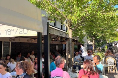 Miniature Location salle Rueil-Malmaison (Hauts-de-Seine) - Espace Laplace #10 Assiette de velouté orange garnie de croûtons dorés et de traits de crème blanche, servie sur une table en inox.