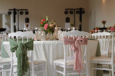 Miniature Location salle Comines-Warneton (Hainaut) - Salle de l'Arrière Boutique #8 Salle de réception décorée avec des tables rondes nappées de blanc, chaises blanches et arrangements floraux.