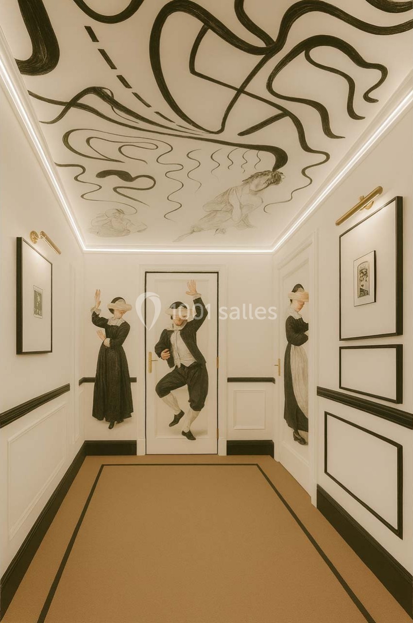 Couloir décoré de fresques murales et plafond illustré, représentant des personnages et motifs artistiques.