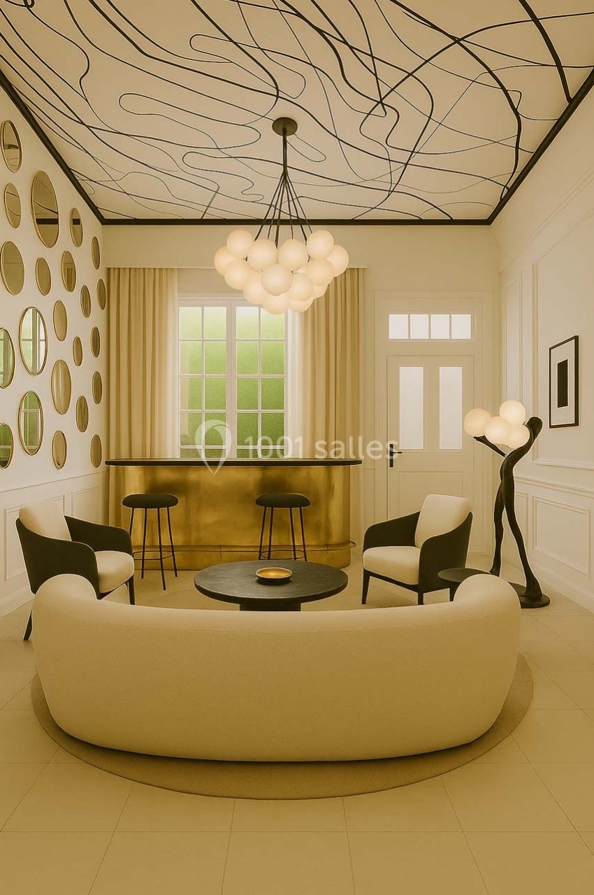 Salon moderne avec canapé beige, chaises noires, bar doré, lustre design et murs ornés de miroirs ronds.