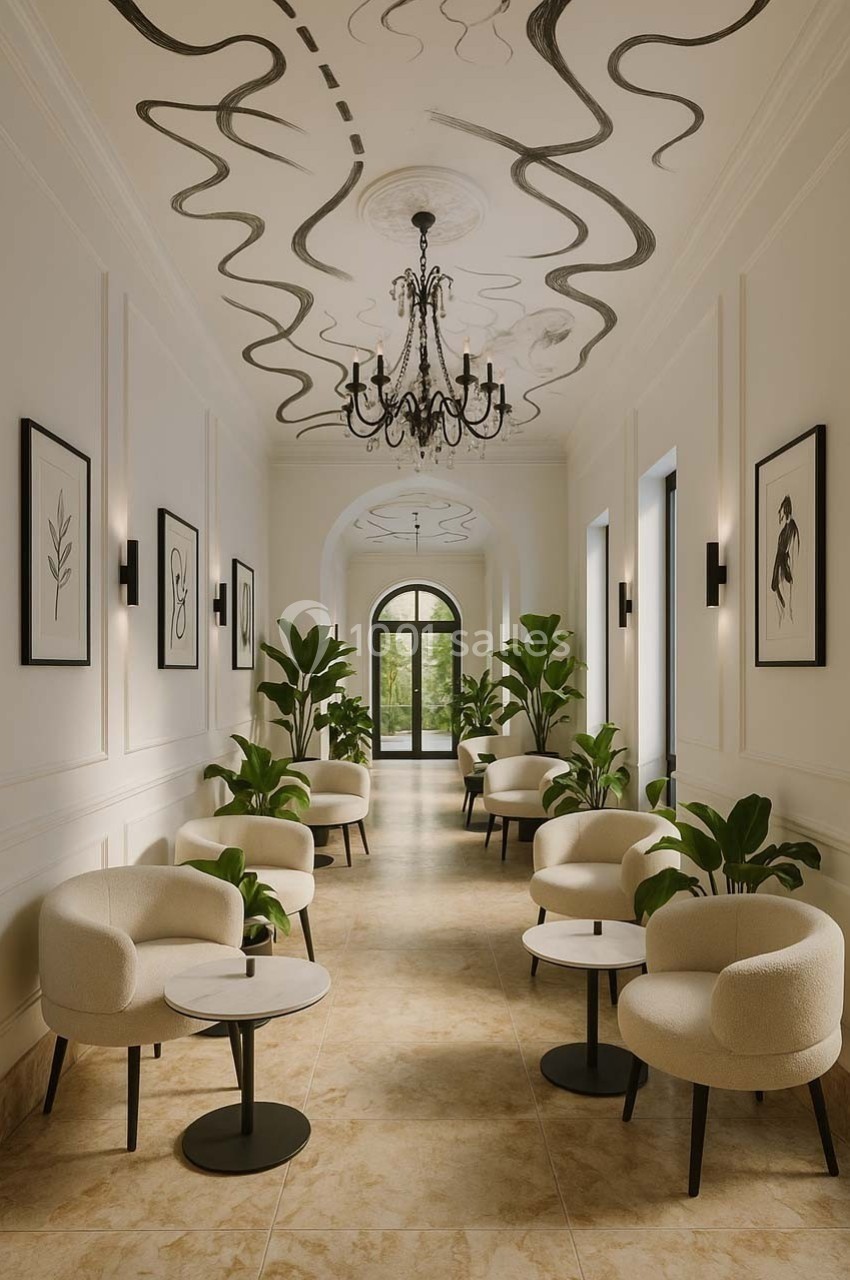 Couloir élégant avec fauteuils, tables basses, plantes, lustre noir et plafond décoré de motifs artistiques.
