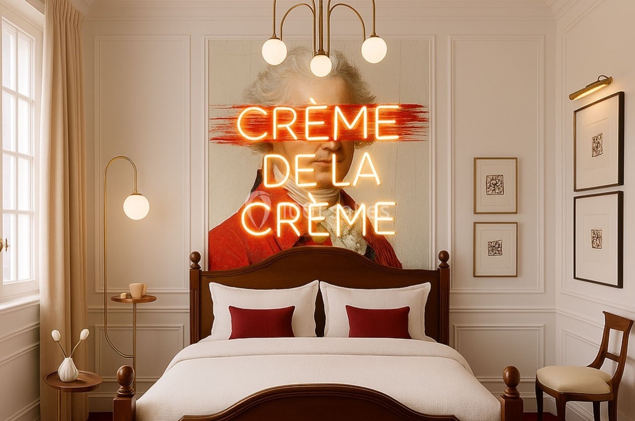 Chambre élégante avec lit en bois, coussins rouges, éclairage moderne et mur décoré d'une inscription lumineuse.