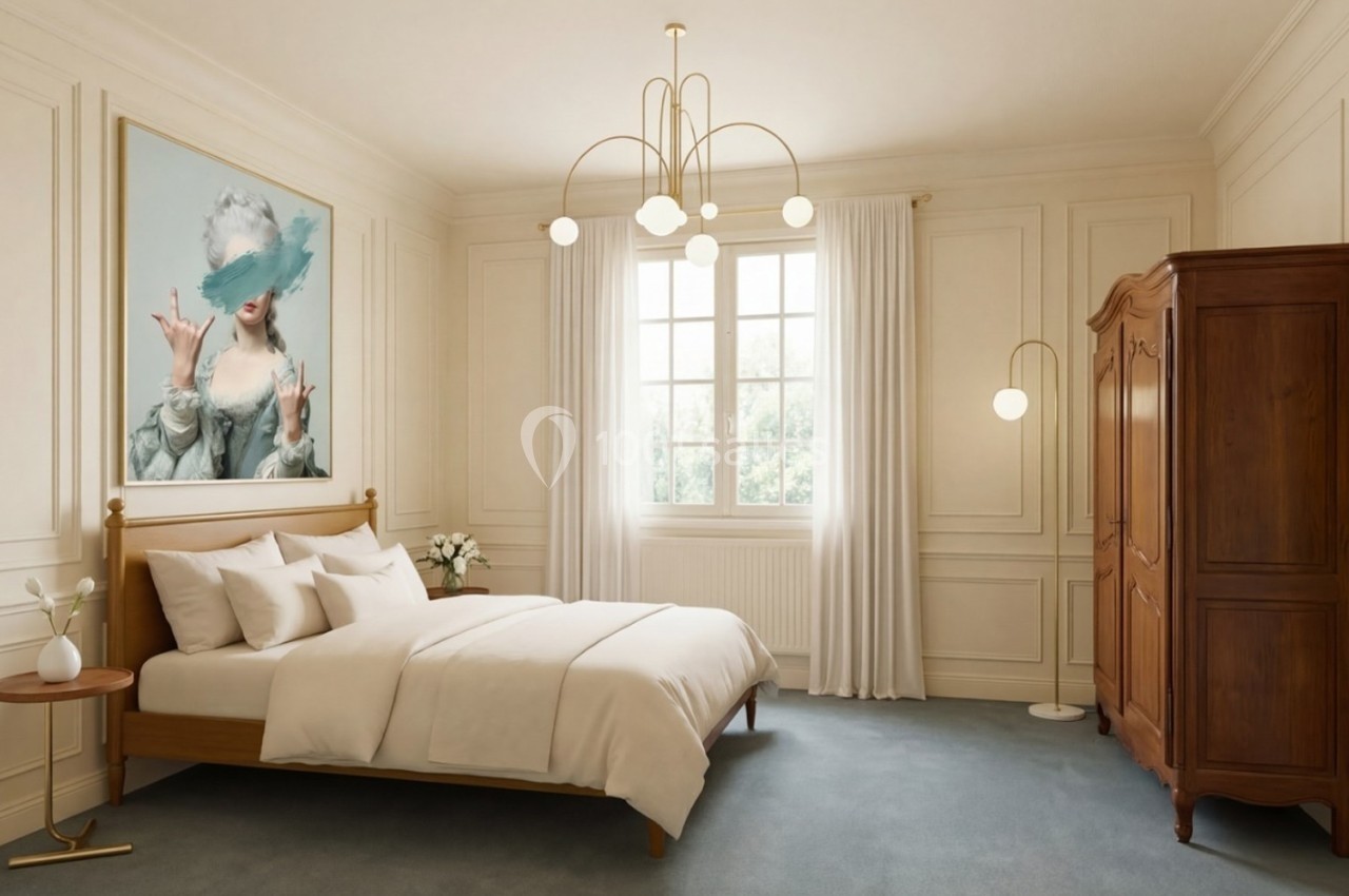 Chambre lumineuse avec lit double, armoire en bois, tableau moderne et suspension design dans un décor classique.